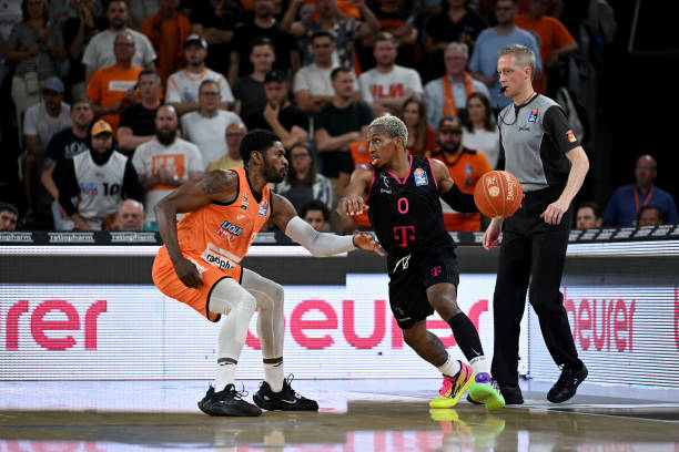 对抗仍保持 对抗仍保持